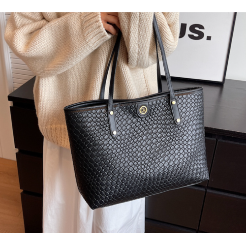 New Black Fashion Casual Lingge Embroidered Scarf One Shoulder Small Square Bag Shoulder Strap Letter Printing Cross Body Women's Bag New Black Fashion Casual Lingge Embroidered Scarf One Shoulder Small Square Bag Shoulder Strap Letter Printing Cross Body Women's Bag