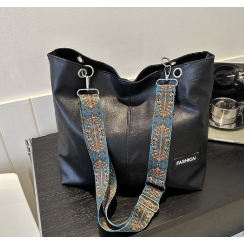 New Black Fashion Casual Lingge Shoulder Small Square Bag Shoulder Strap Letter Printing Cross Body Women's Bag New Black Fashion Casual Lingge Shoulder Small Square Bag Shoulder Strap Letter Printing Cross Body Women's Bag